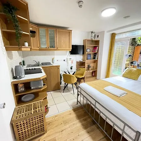 Portobello Road Artistic Studios 'Budget' London Room photo