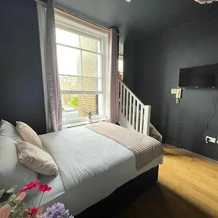 Portobello Road Artistic Studios 'Budget' London Room photo