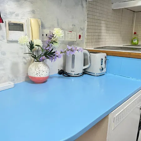 Portobello Road Artistic Studios 'Budget' London Room photo