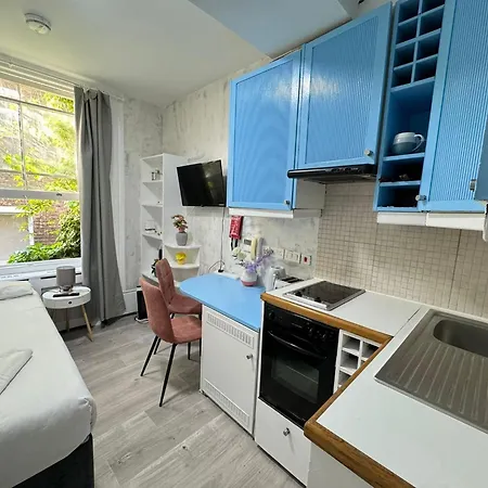 Portobello Road Artistic Studios 'Budget' London Room photo