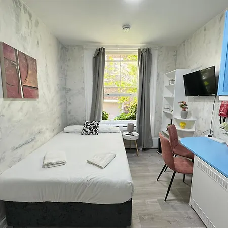 Portobello Road Artistic Studios 'Budget' London Room photo