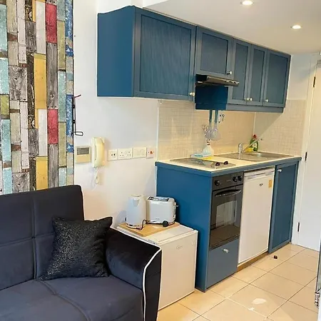 Portobello Road Artistic Studios 'Budget' London Room photo