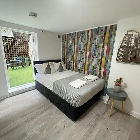 Portobello Road Artistic Studios 'Budget' London Room photo