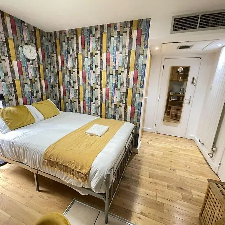 Portobello Road Artistic Studios 'Budget' London Room photo