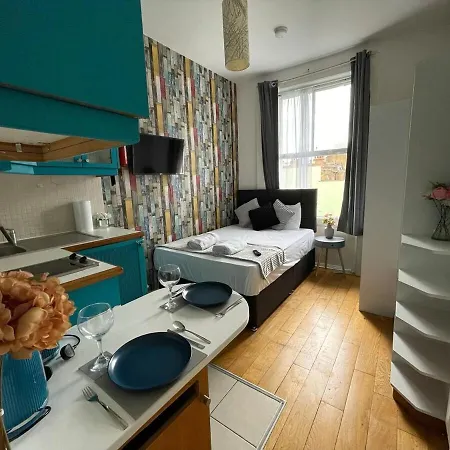 Portobello Road Artistic Studios 'Budget' London Room photo