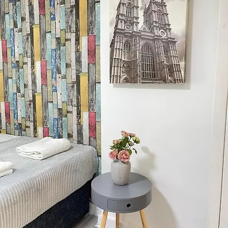 Portobello Road Artistic Studios 'Budget' London Room photo
