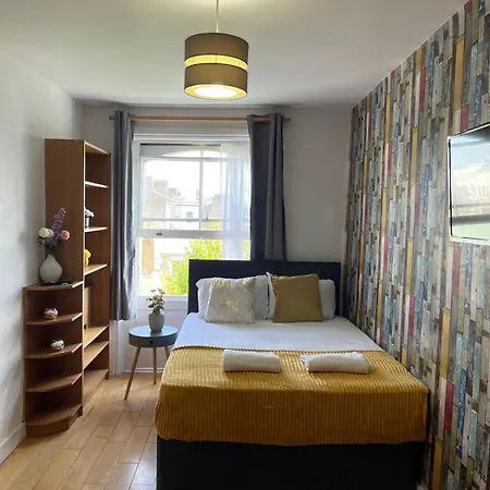 Portobello Road Artistic Studios 'Budget' London Room photo