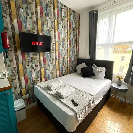 Portobello Road Artistic Studios 'Budget' London Room photo