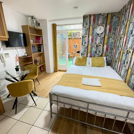 Portobello Road Artistic Studios 'Budget' London Room photo