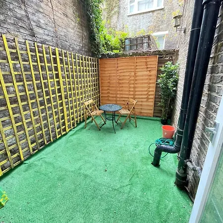 Portobello Road Artistic Studios 'Budget' London Room photo