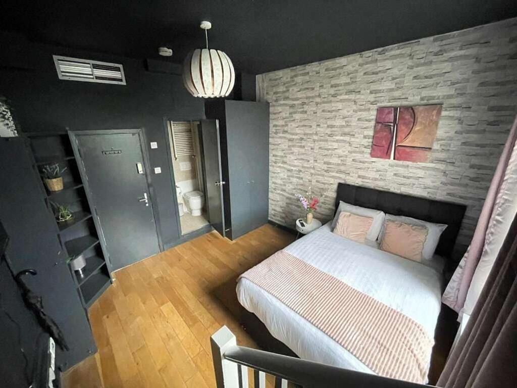 Portobello Road Artistic 'budget' Apartment London