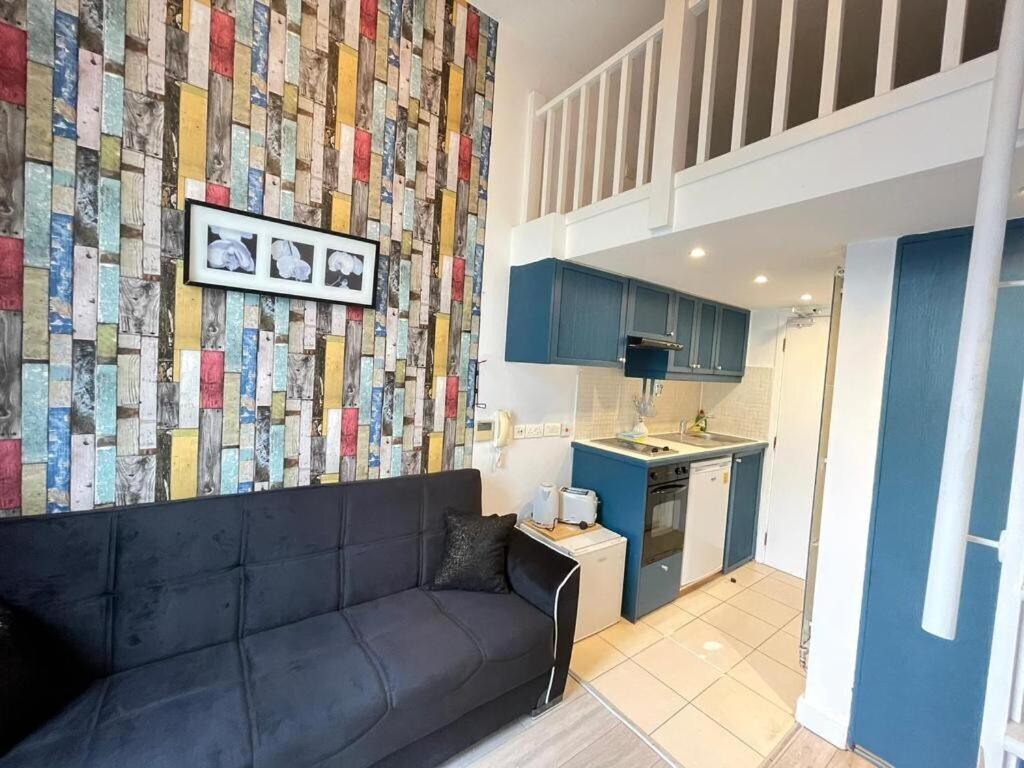 Portobello Road Artistic 'budget' Apartment