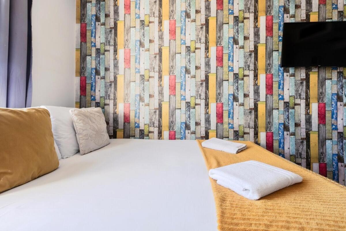 Portobello Road Artistic 'budget' Apartment