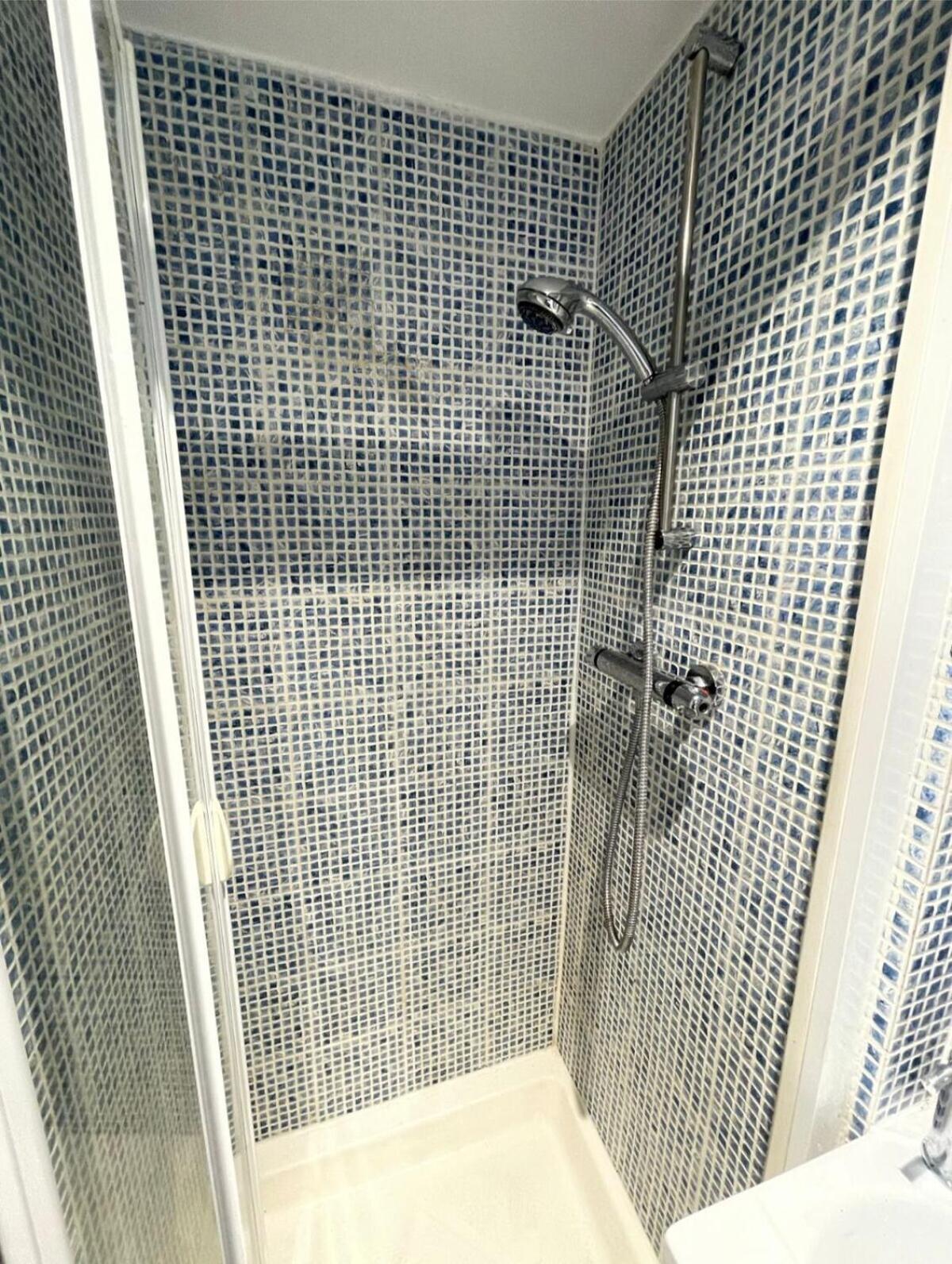 Portobello Road Artistic 'budget' Apartment