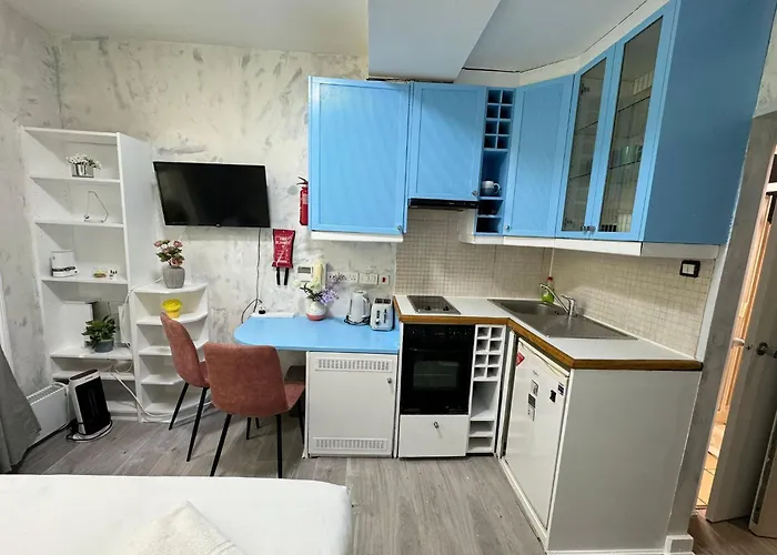 Portobello Road Artistic Studios \'Budget\'