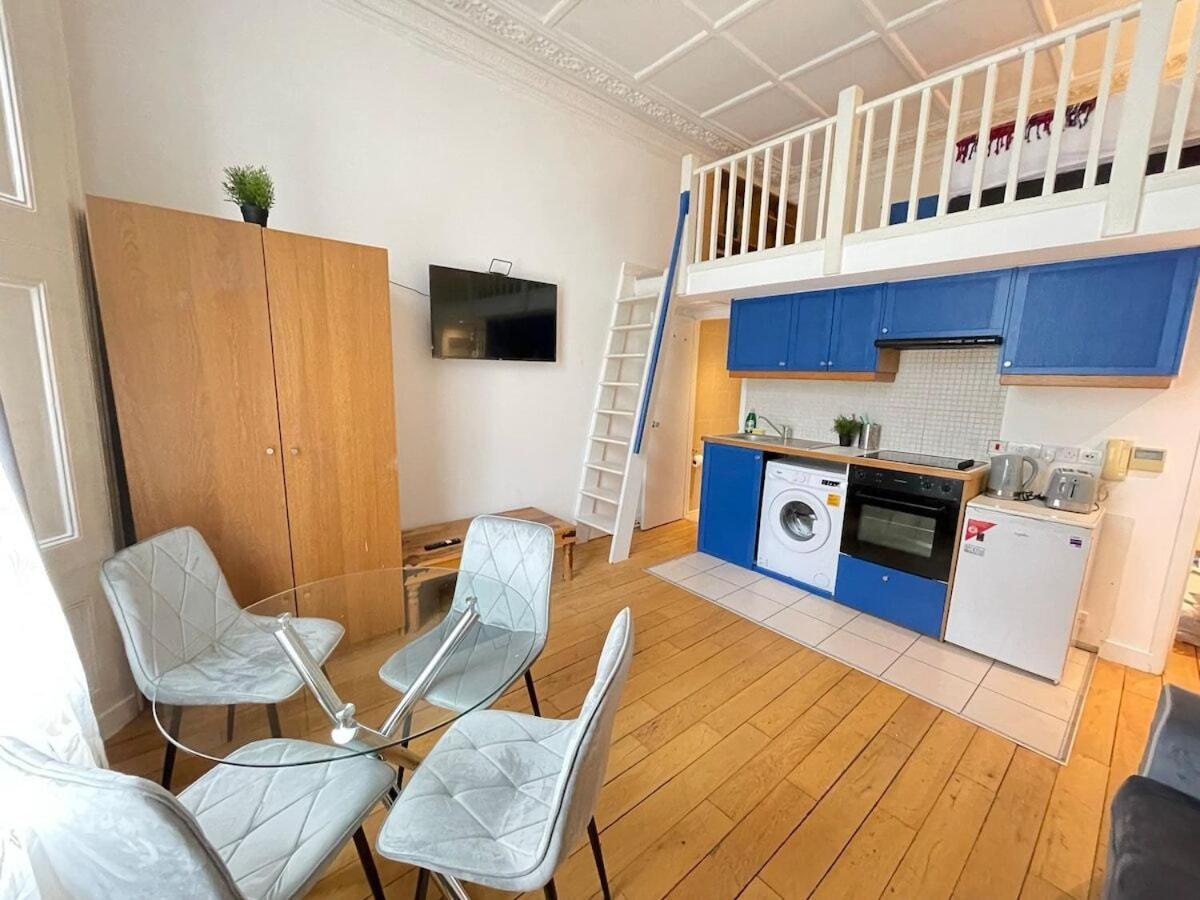 Portobello Road Artistic 'budget' Apartment London