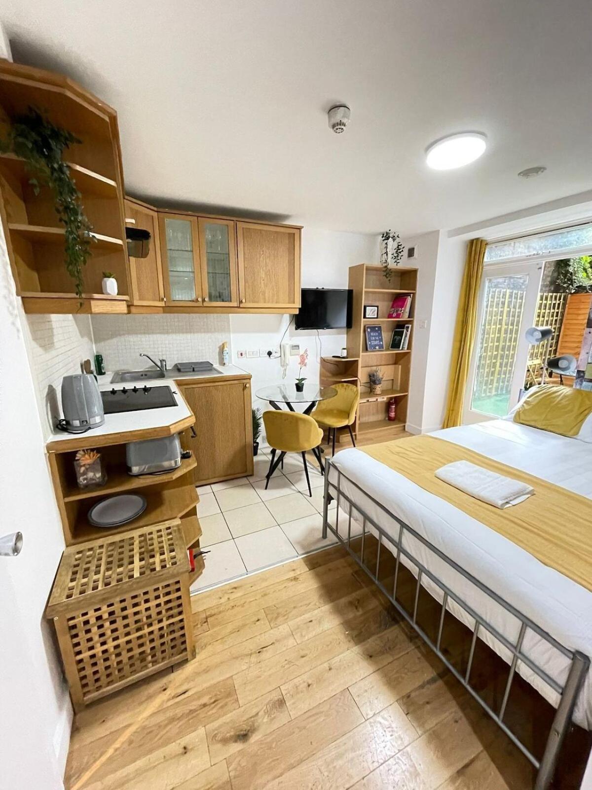 Portobello Road Artistic 'budget' Apartment *