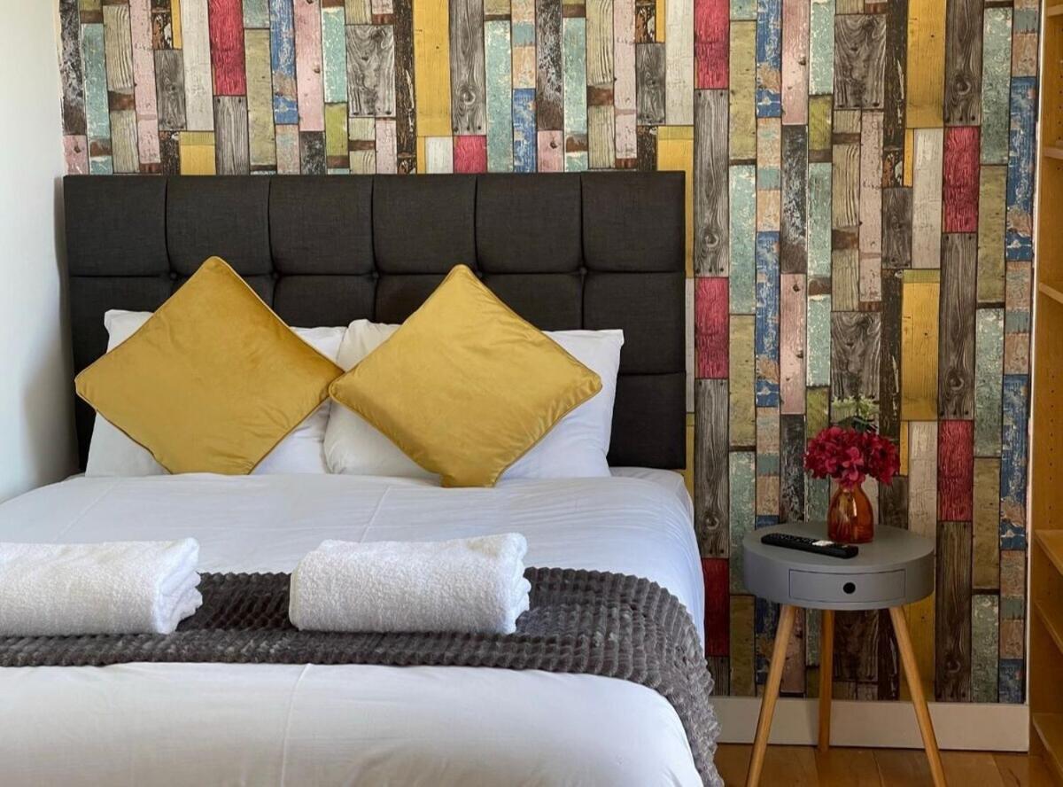 Portobello Road Artistic 'budget' Apartment