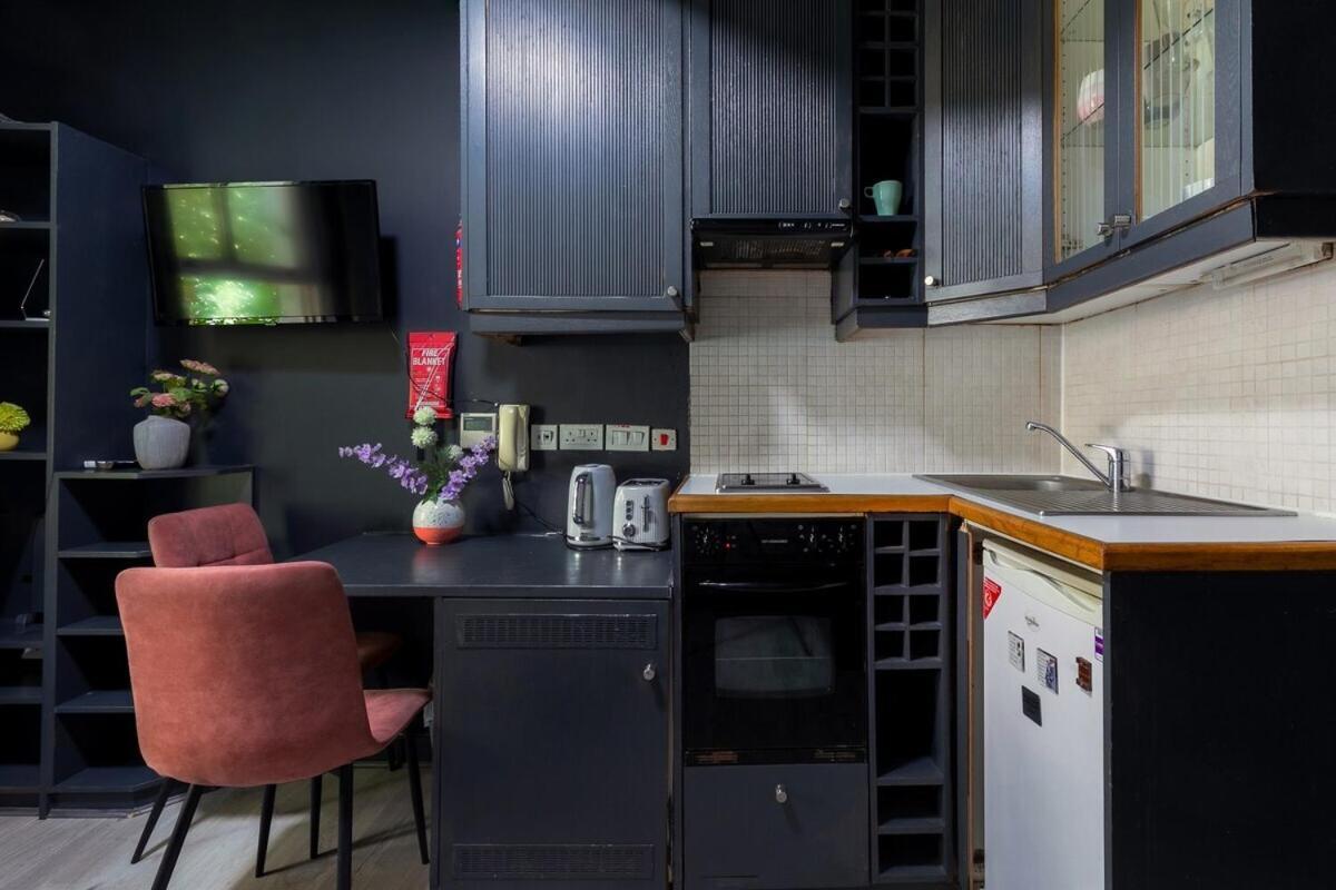 Portobello Road Artistic 'budget' Apartment