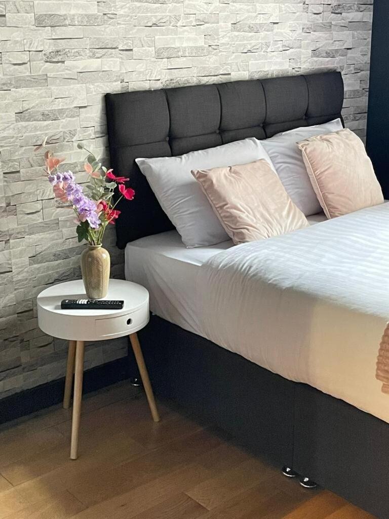 Portobello Road Artistic 'budget' Apartment London