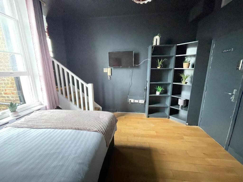 Portobello Road Artistic 'budget' Apartment London
