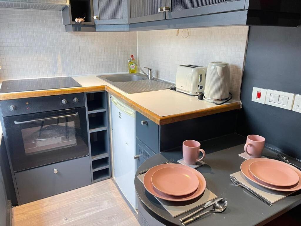 Portobello Road Artistic 'budget' Apartment