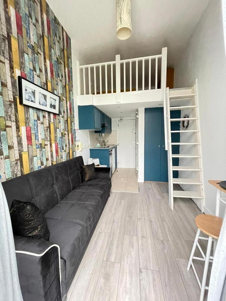 Portobello Road Artistic 'budget' Apartment London