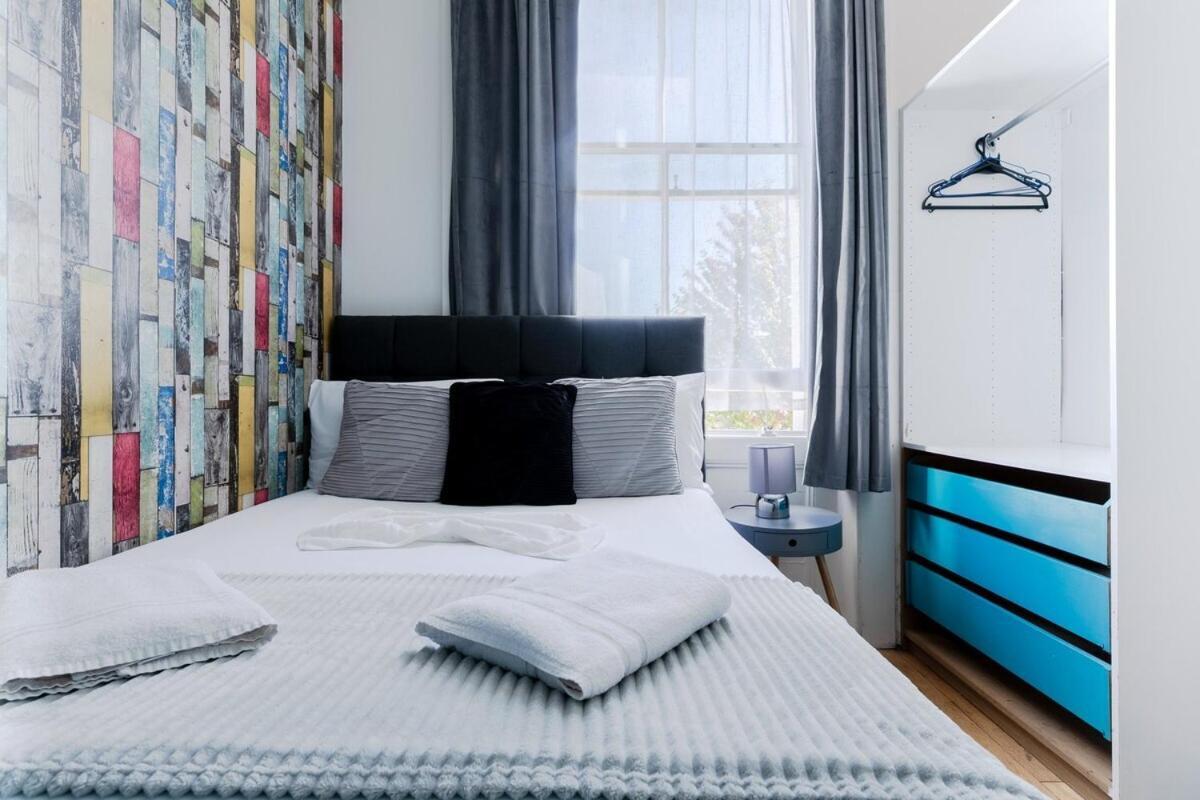 Portobello Road Artistic 'budget' Apartment London