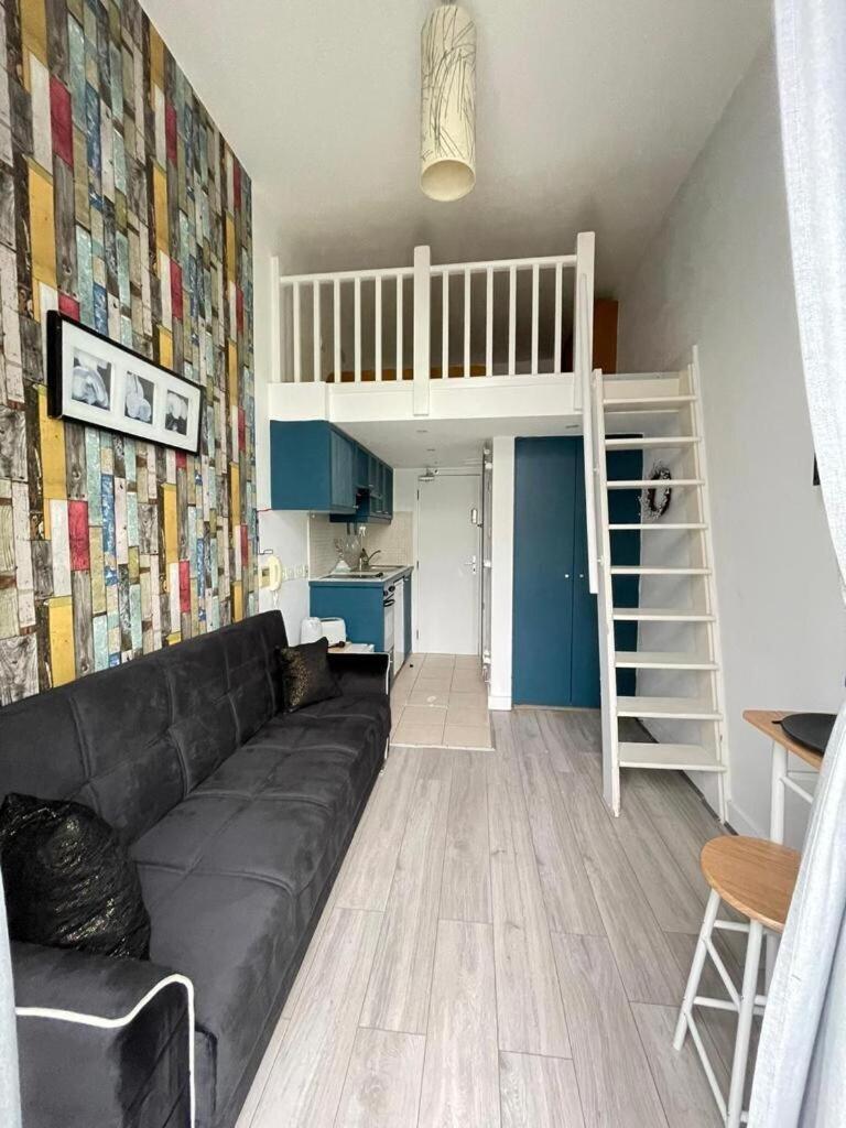 Portobello Road Artistic 'budget' Apartment London