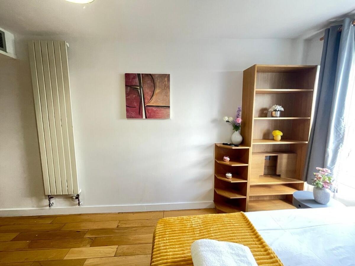 Portobello Road Artistic 'budget' Apartment London