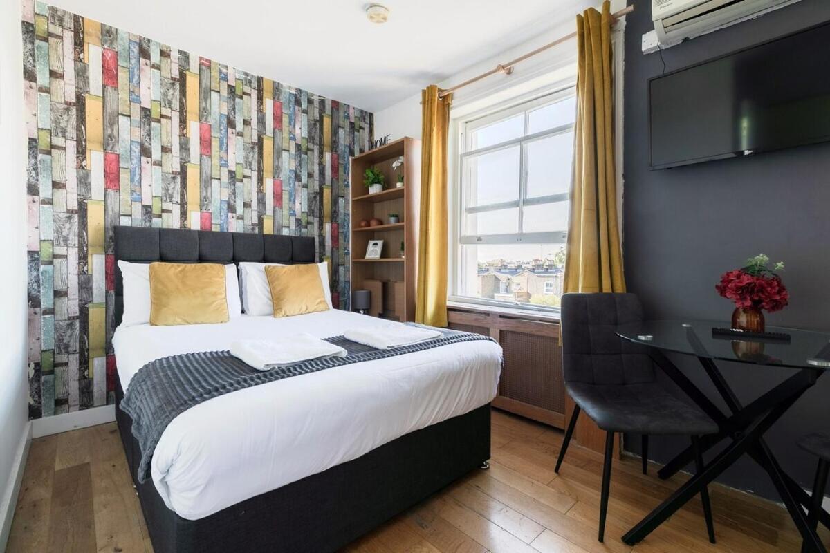 Portobello Road Artistic 'budget' Apartment