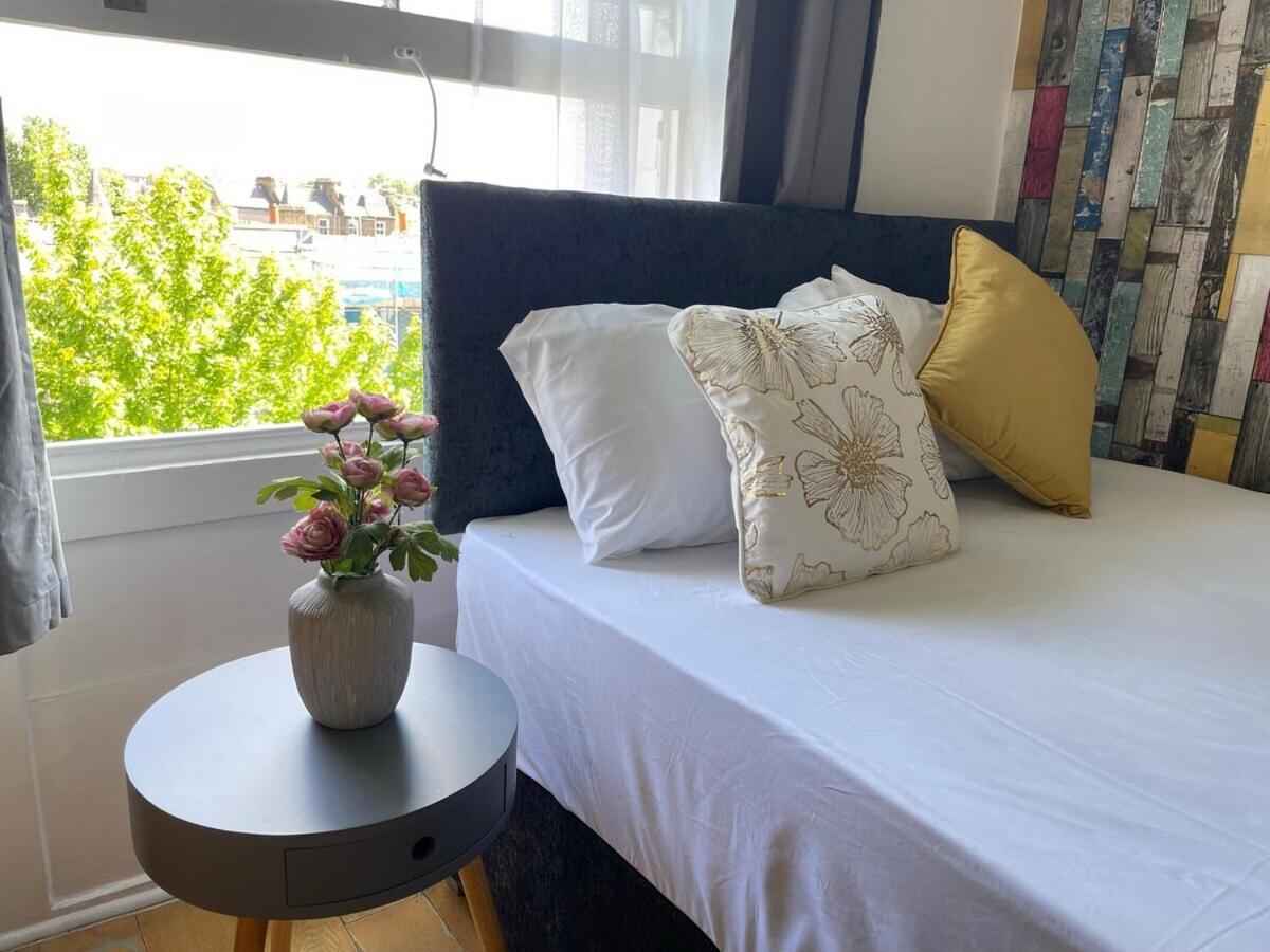 Portobello Road Artistic 'budget' Apartment *