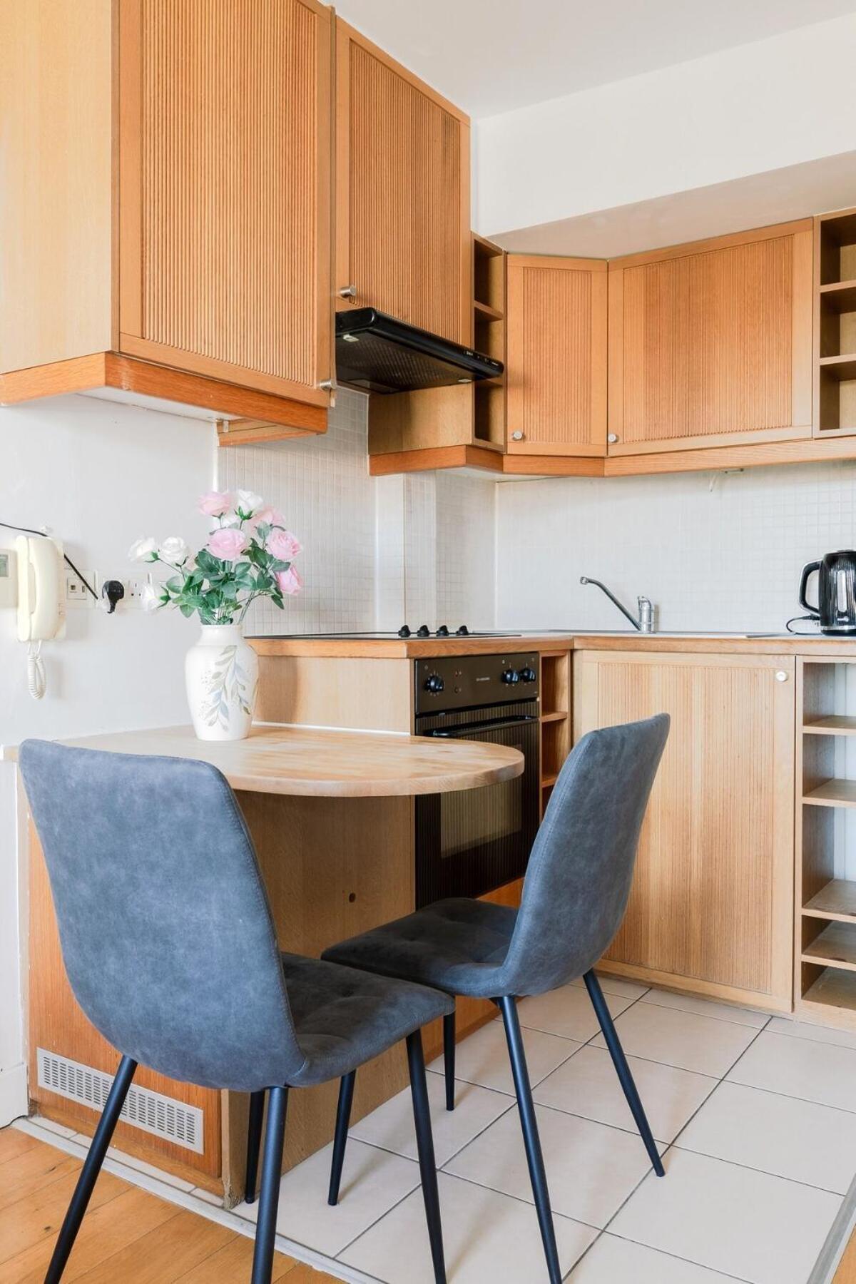 Portobello Road Artistic 'budget' Apartment London