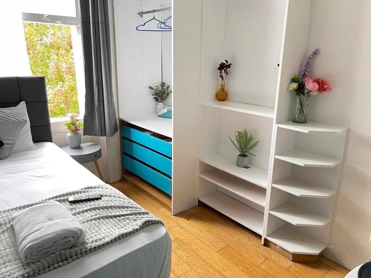 Portobello Road Artistic 'budget' Apartment London