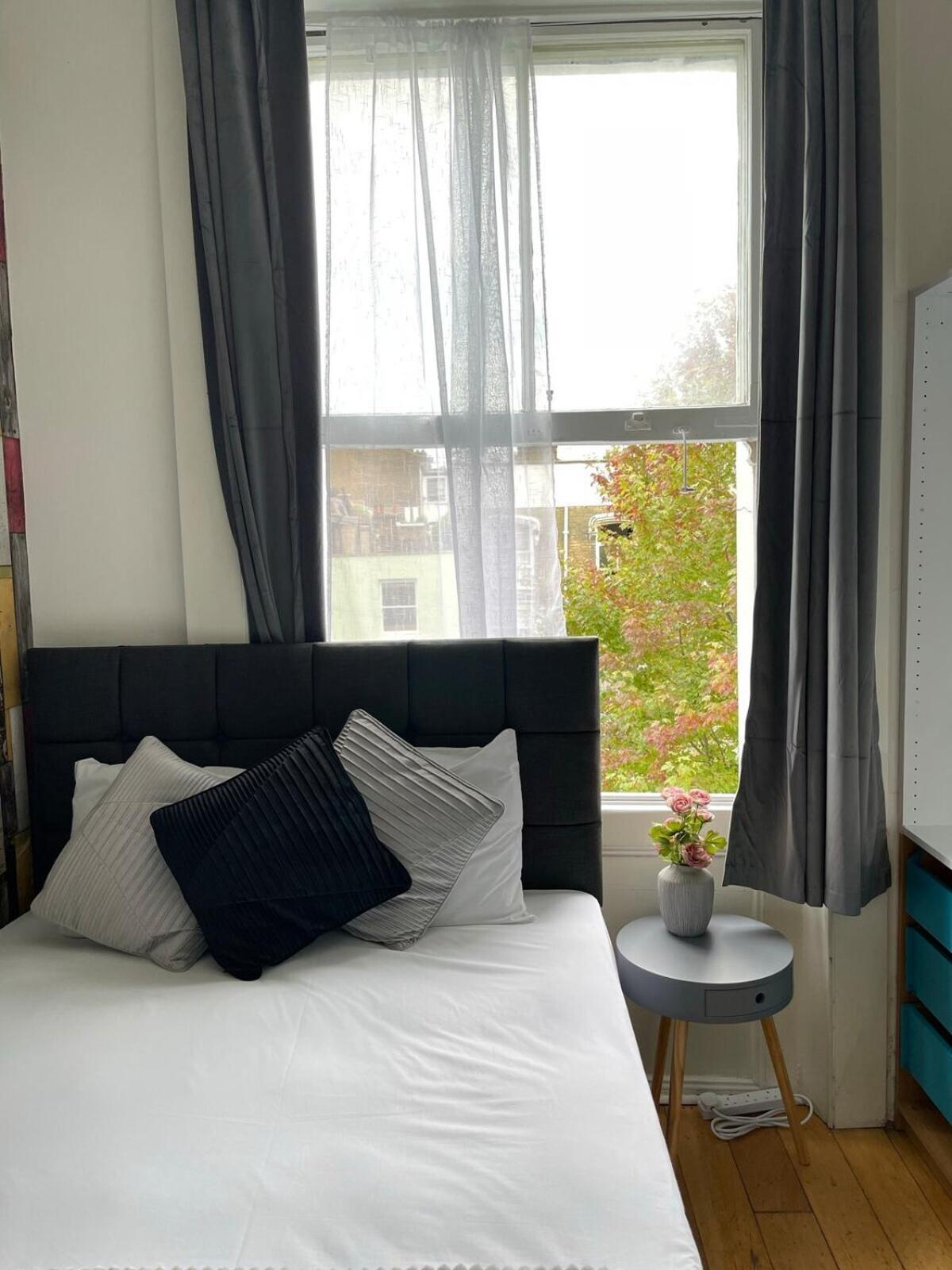 Portobello Road Artistic 'budget' Apartment *
