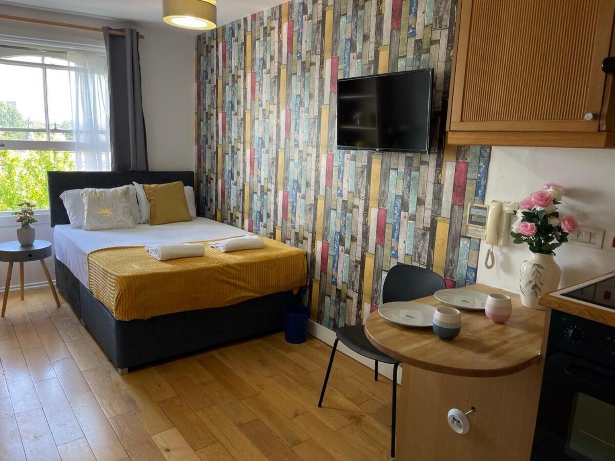 Portobello Road Artistic 'budget' Apartment London