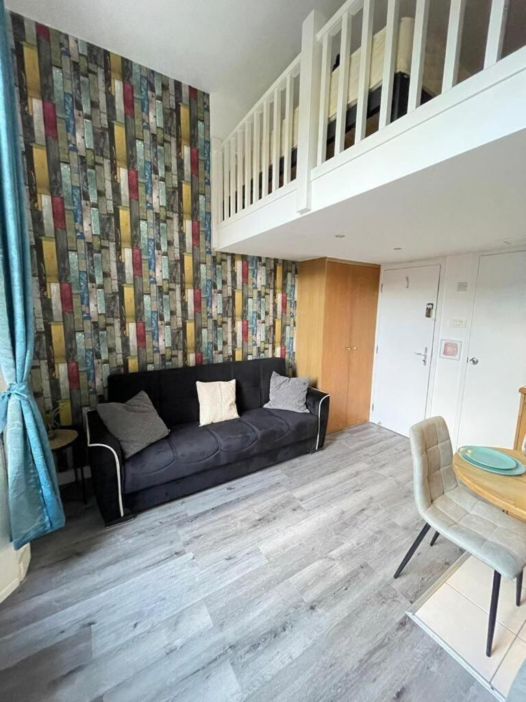 Portobello Road Artistic 'budget' Apartment London