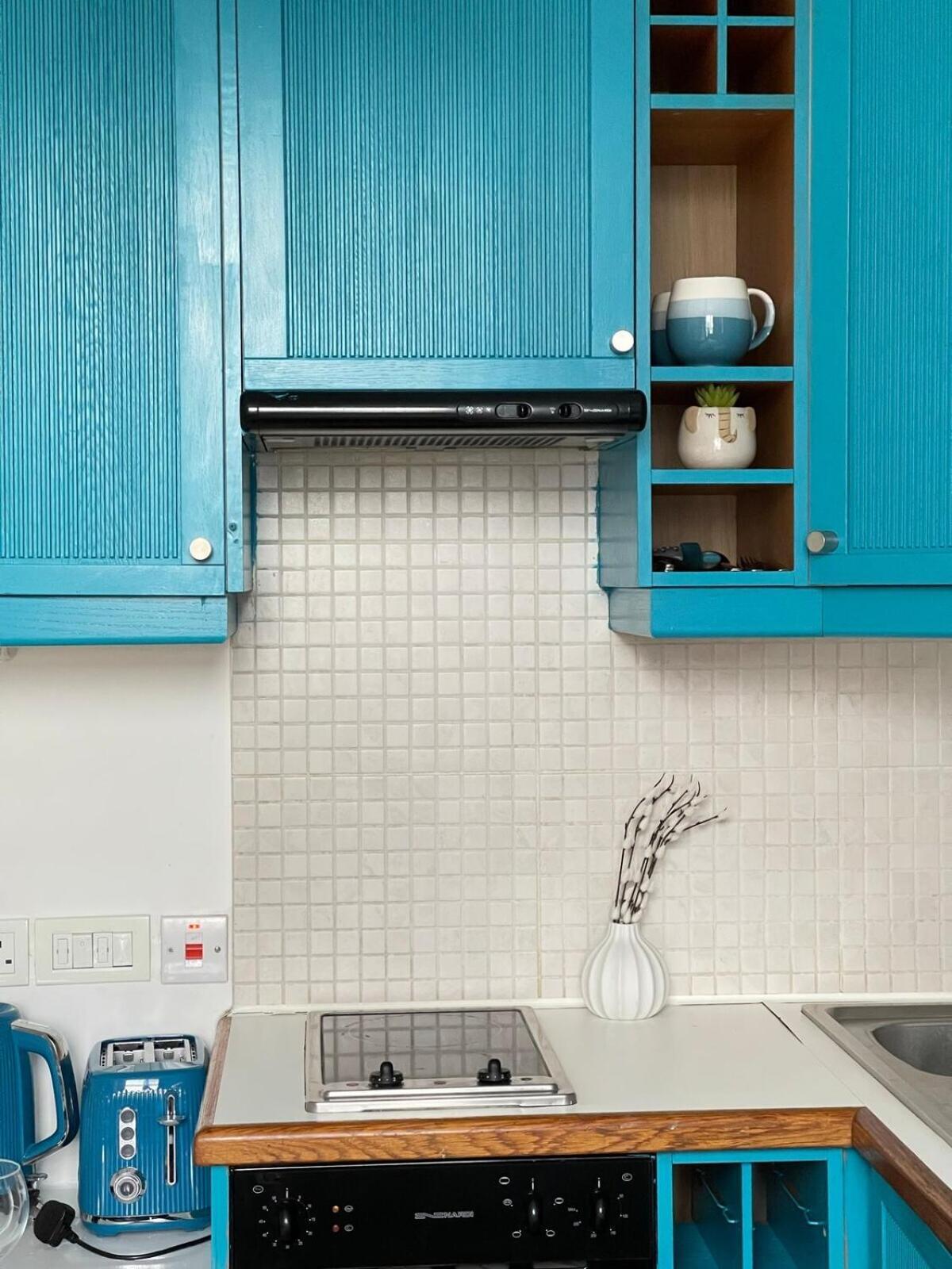 Portobello Road Artistic 'budget' Apartment