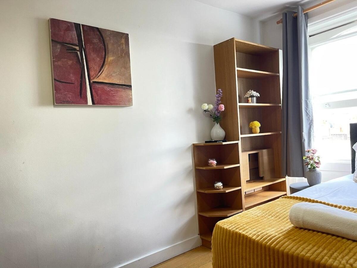 Portobello Road Artistic 'budget' Apartment *