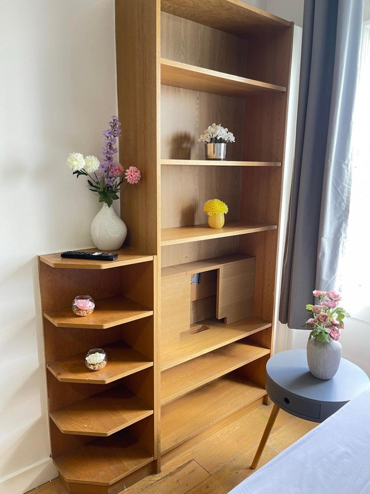 Portobello Road Artistic 'budget' Apartment London