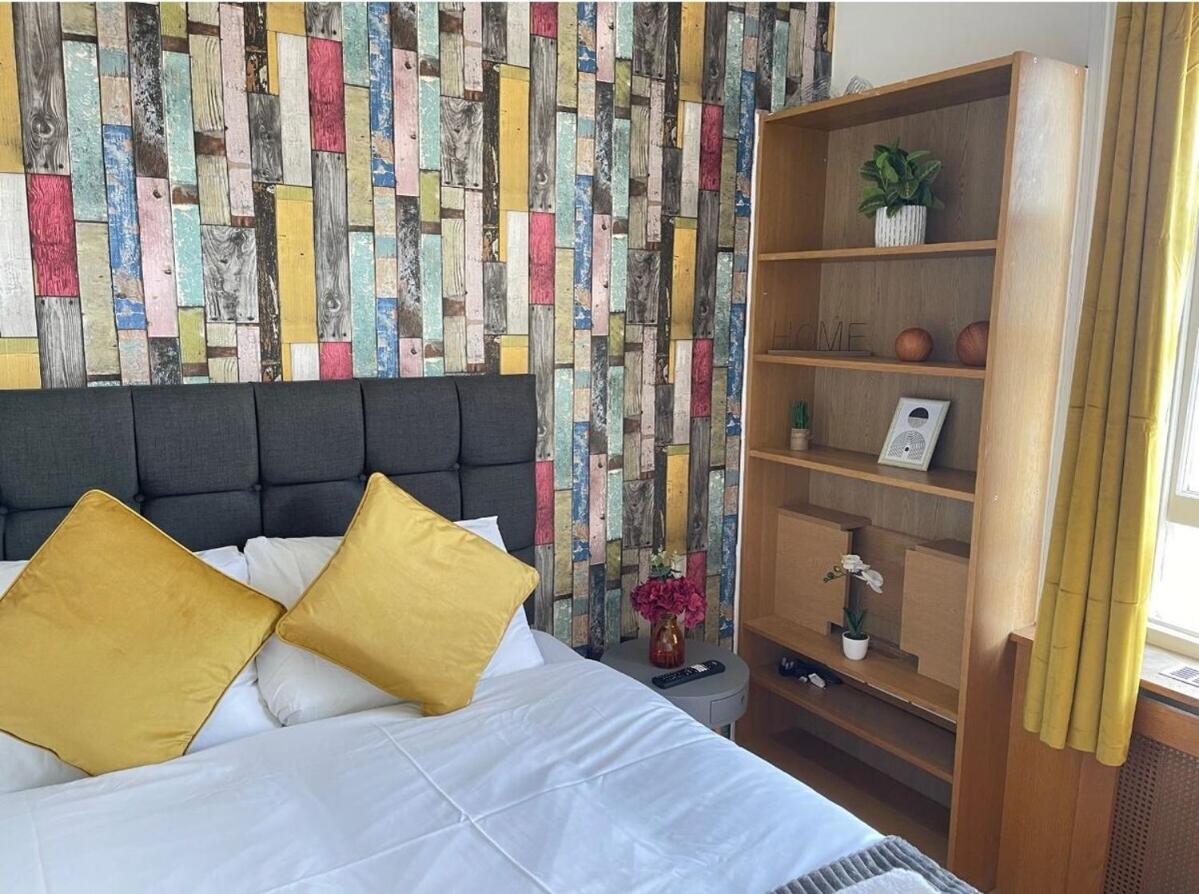 Portobello Road Artistic 'budget' Apartment