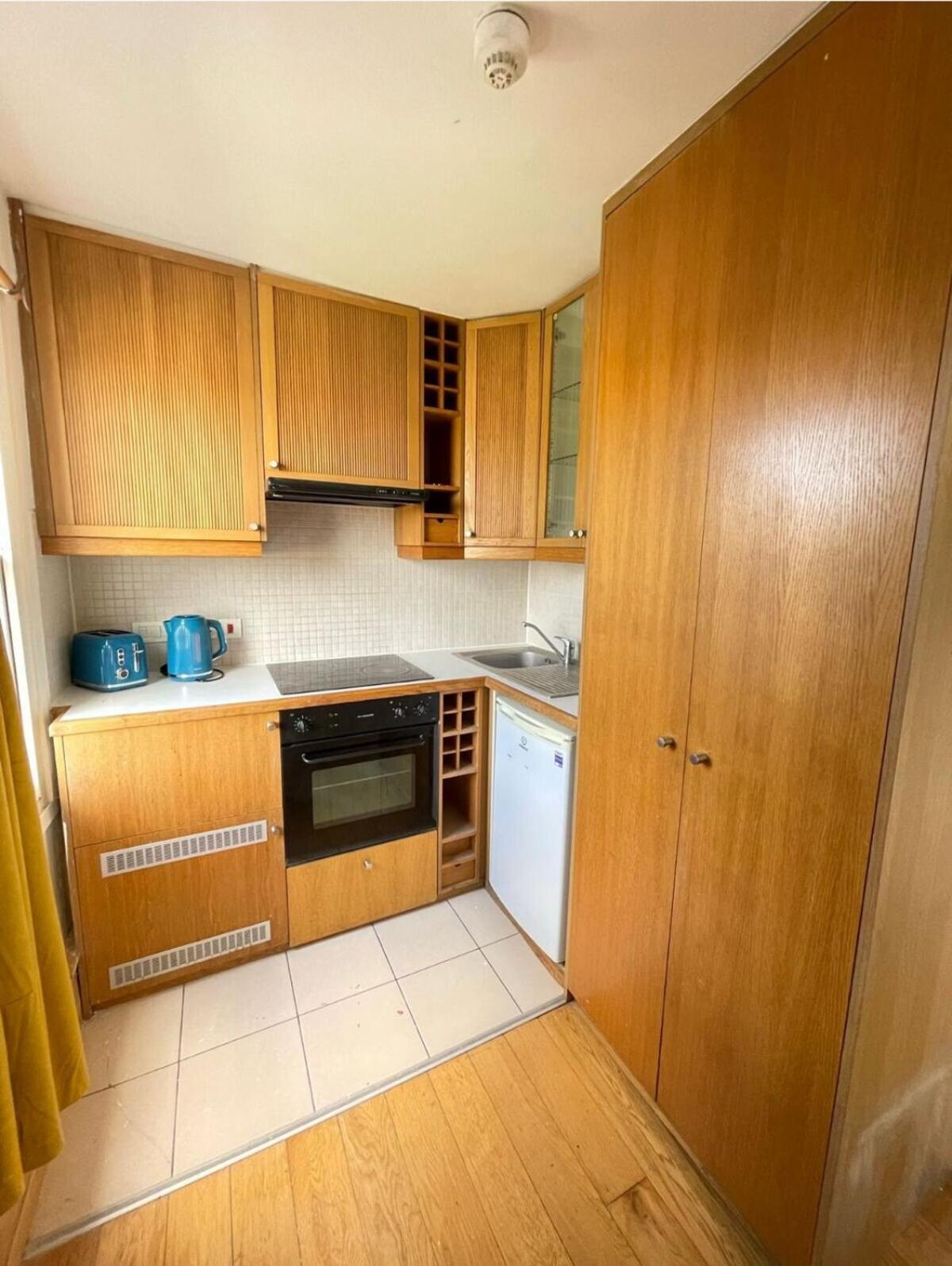 Portobello Road Artistic 'budget' Apartment *