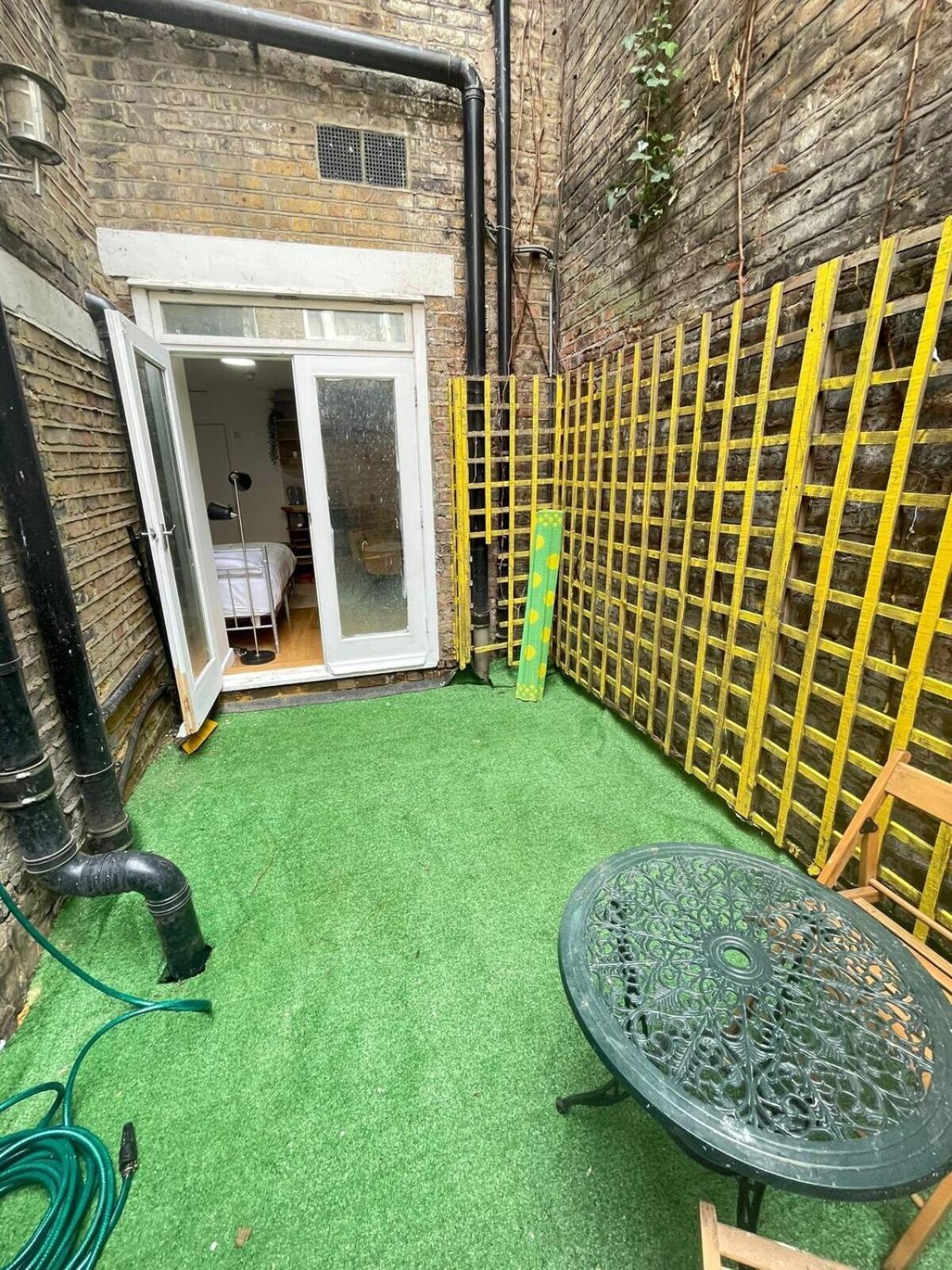 Portobello Road Artistic 'budget' Apartment *