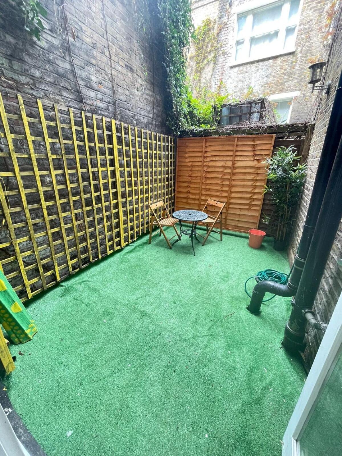 Portobello Road Artistic 'budget' Apartment London